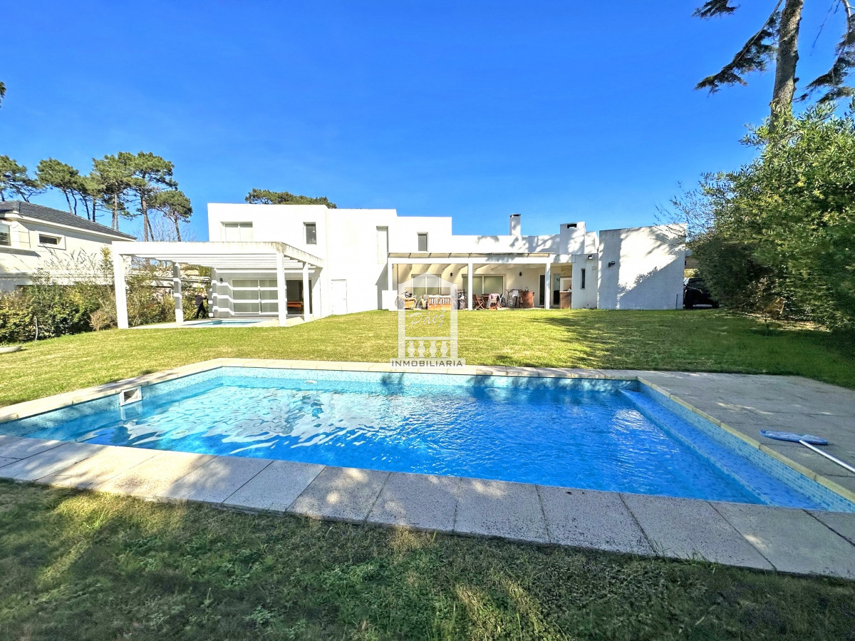 Casa ID.34401 - Barrio Privado, Playa Mansa. 5 suites + servicio, 2 piscinas. Losa radiante. 