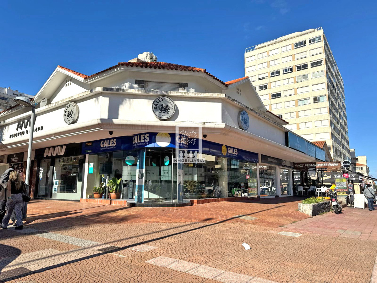 Increíble local en importante esquina sobre Gorlero