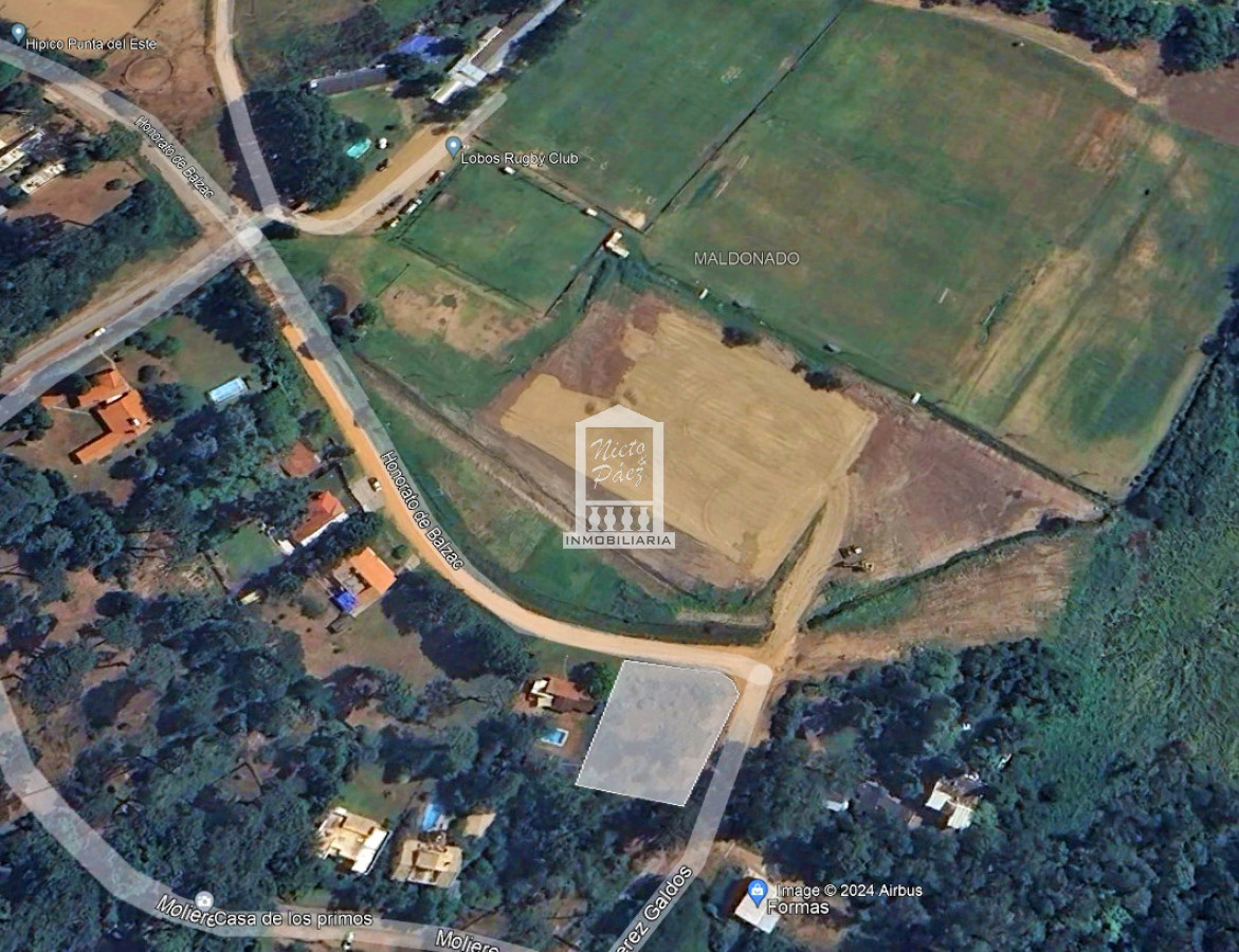 1.172 m2, con vista al club de rugby