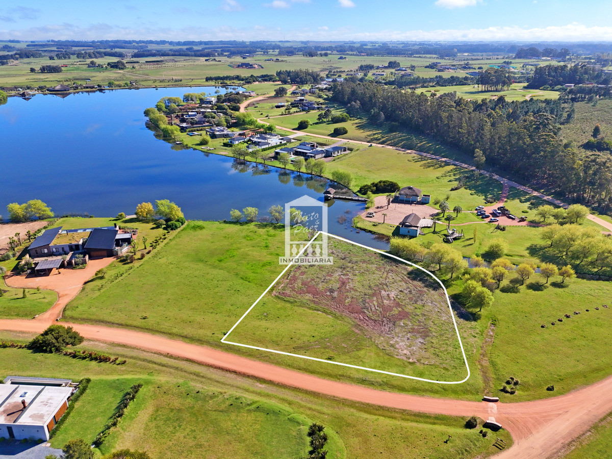 Pueblo Mío, sobre laguna grande.  - NYP40501T