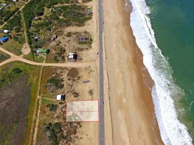 Santa Mónica, primera fila, sobre ruta 10. Padrones 552 y 553