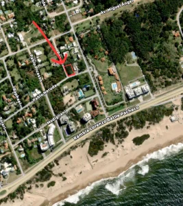 Hermosa esquina a pasos de la playa en Rincón del Indio