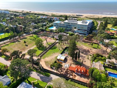 Nuevo Barrio Privado de lujo en Playa Brava a metros del océano.