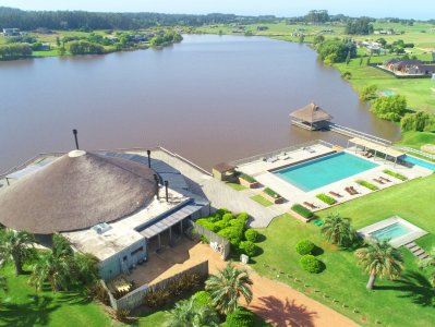 Pueblo Mío, lote alto con vista a la laguna grande. 