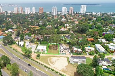 Barrio Privado en Playa Mansa. Único lote en venta