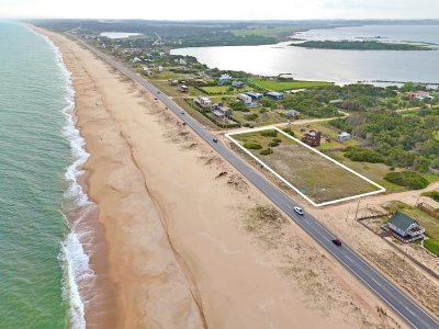 3.496 m2 en primera fila sobre ruta 10 con vista al océano. 