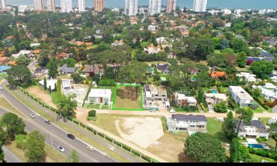 Barrio Privado en Playa Mansa. Único lote en venta