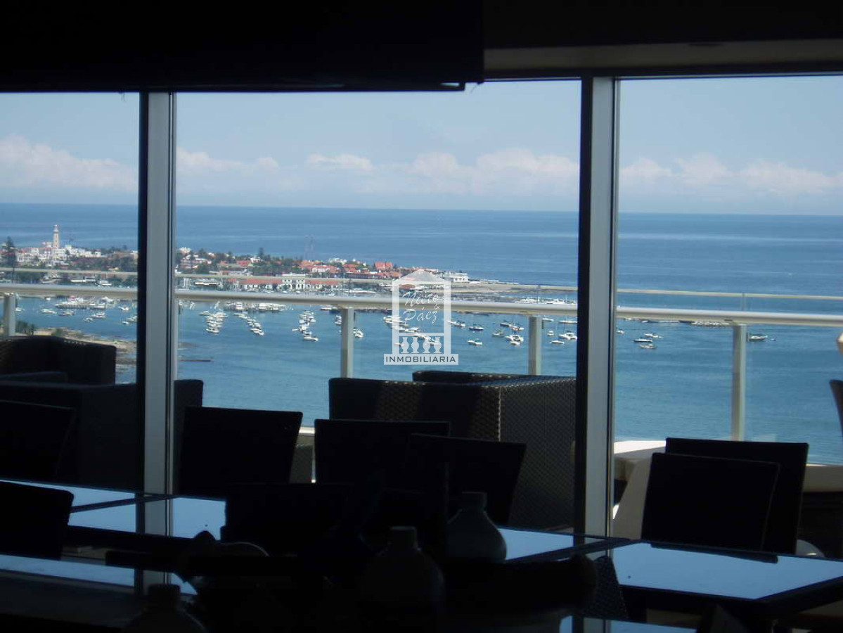 Playa Mansa, moderno, 3 suites + servicio, edificio con todos los servicios.