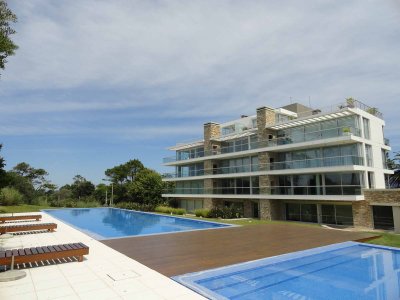 Playa Brava, super moderno, 2 suites + baño social, edificio con todos los servicios.