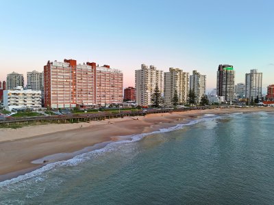 Playa Mansa, primera fila, contrafrente.