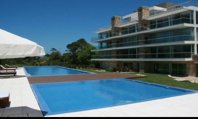 Parada 26 de Playa brava, con parrillero propio. Excelente construcción