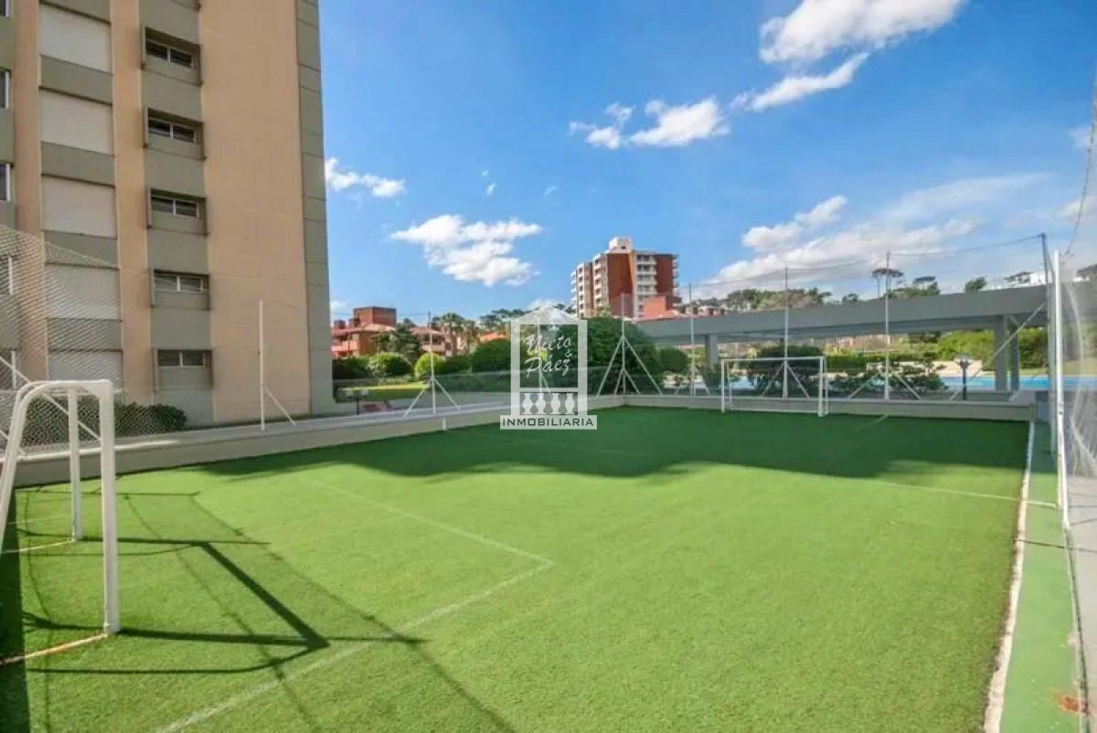 Apartamento ID.2651 - Playa Mansa, reciclado, 3 dorm, edificio con todos los servicios.