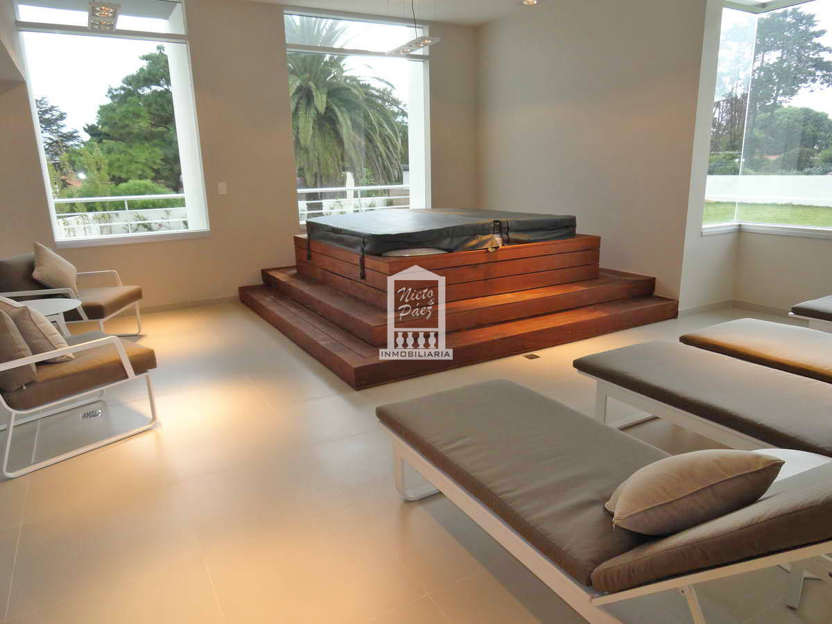 Apartamento ID.21985 - Piso alto, con vista a la mansa. 