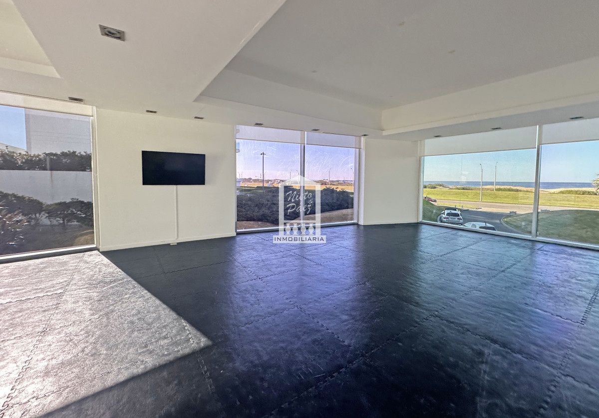 Apartamento ID.38081 - Primera fila en playa brava, 4 suites, esquinero, garaje doble