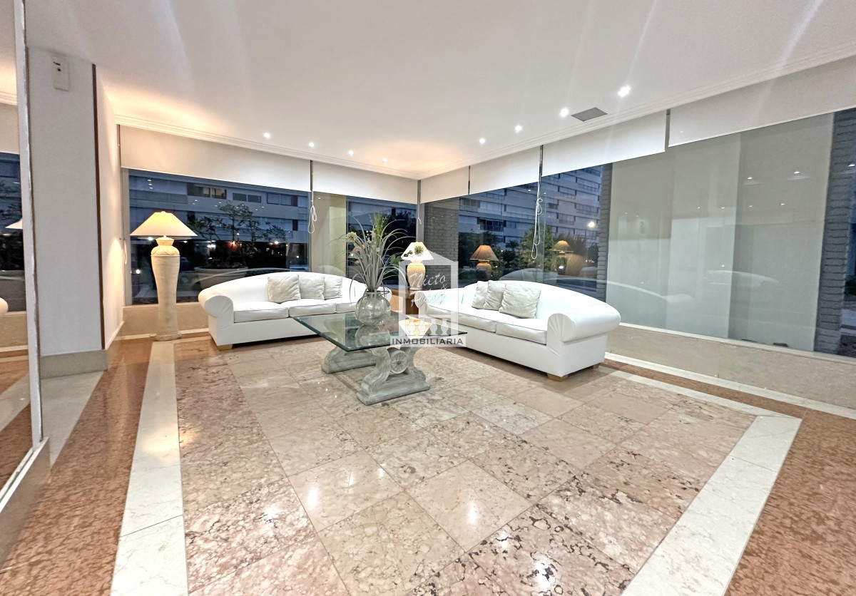 Apartamento ID.29112 - Piso alto, 2 dorm, 2 baños, con todos los servicios.