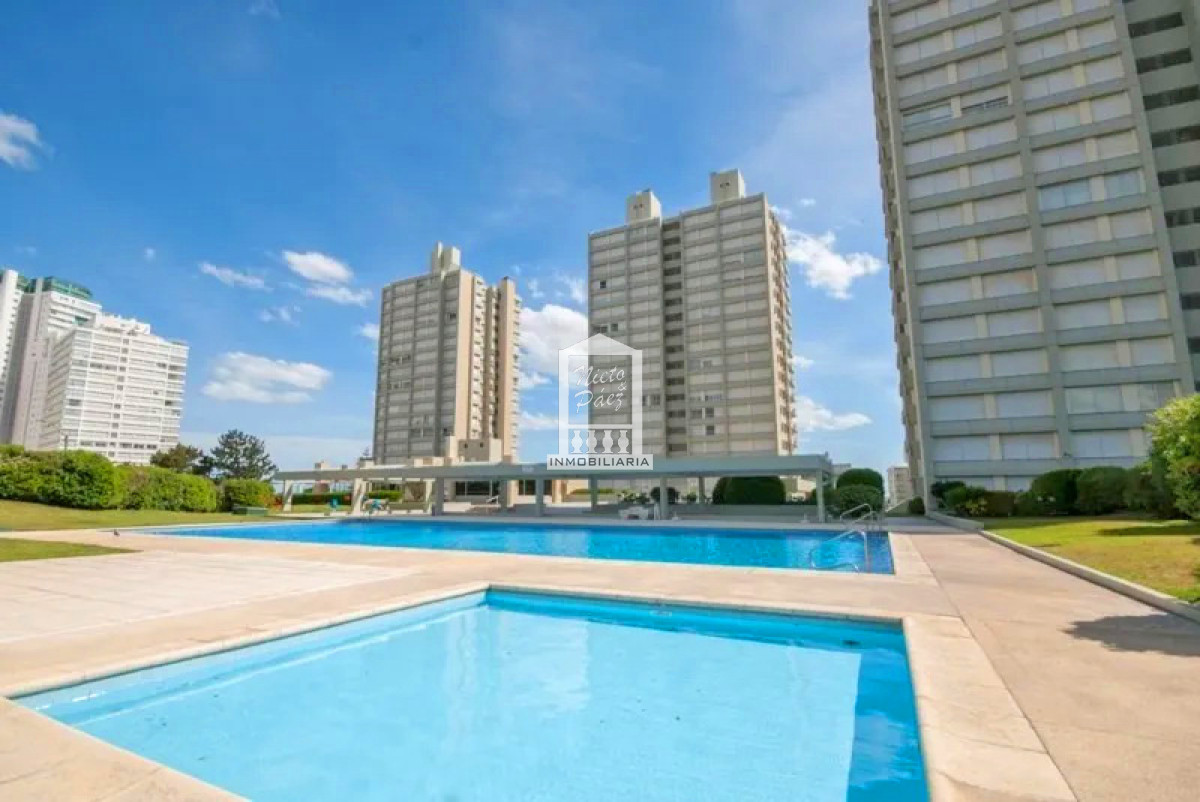 Apartamento ID.2651 - Playa Mansa, reciclado, 3 dorm, edificio con todos los servicios.