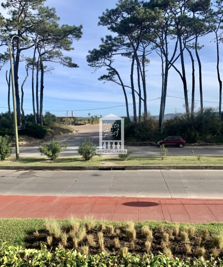 Apartamento ID.204 - Esquinero, piso alto. 3 dorm y servicio. Frente al Parador Imarangatu