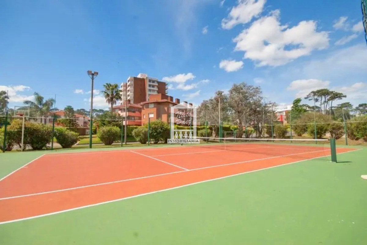 Apartamento ID.2651 - Playa Mansa, reciclado, 3 dorm, edificio con todos los servicios.
