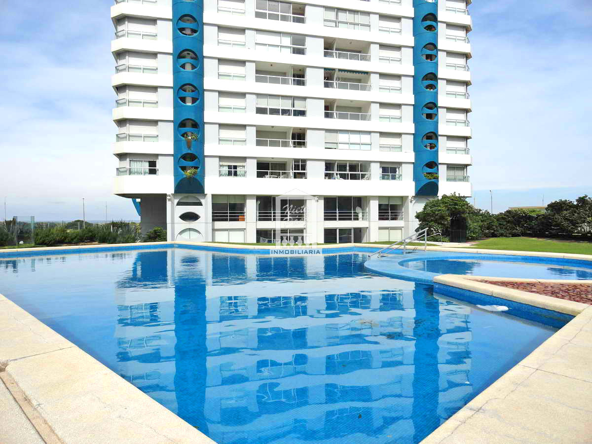 Frente al océano, 2 dorm, 2 baños, garaje, full amenities. 