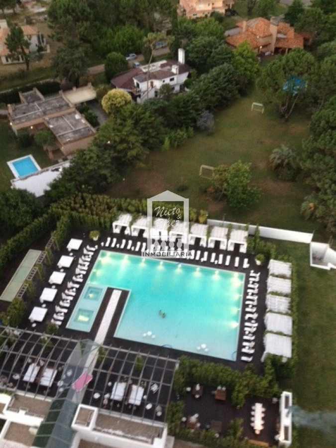 Apartamento ID.8422 - Esquinero, 2 dorm, con servicios de hotel. 