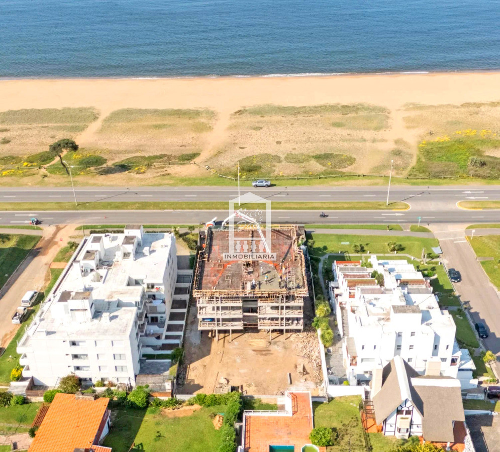 Apartamento ID.40673 - Primera fila de Playa Mansa, 3 suites, garaje doble. A estrenar