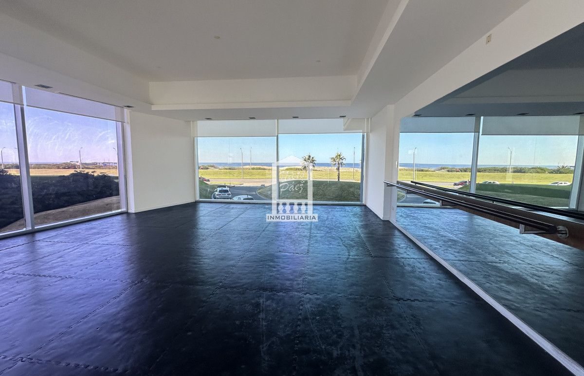 Apartamento ID.38081 - Primera fila en playa brava, 4 suites, esquinero, garaje doble
