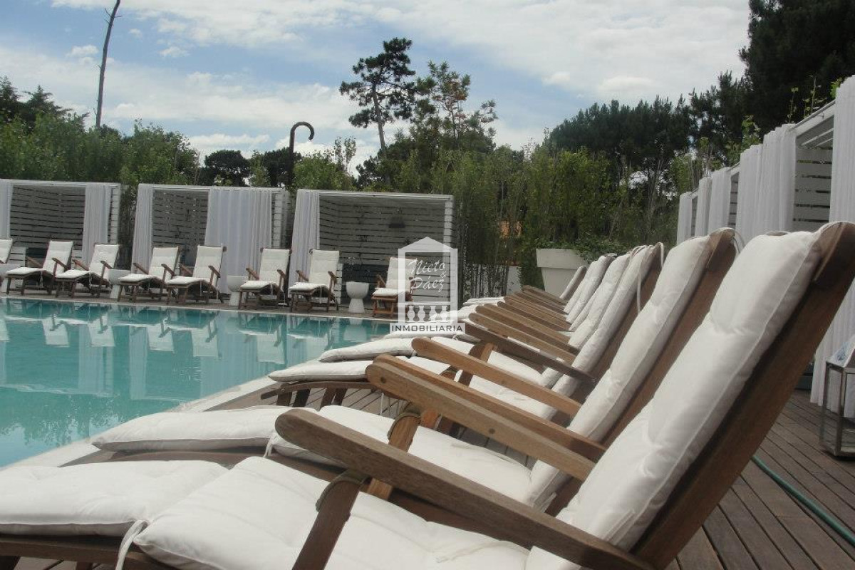 Apartamento ID.8422 - Esquinero, 2 dorm, con servicios de hotel. 
