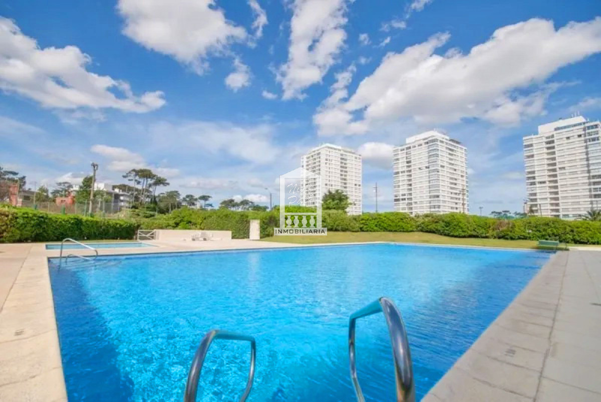 Apartamento ID.2651 - Playa Mansa, reciclado, 3 dorm, edificio con todos los servicios.