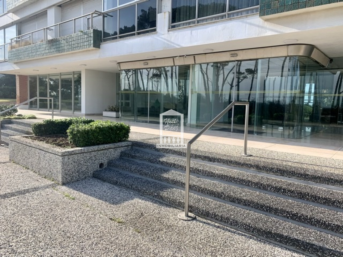 Apartamento ID.204 - Esquinero, piso alto. 3 dorm y servicio. Frente al Parador Imarangatu