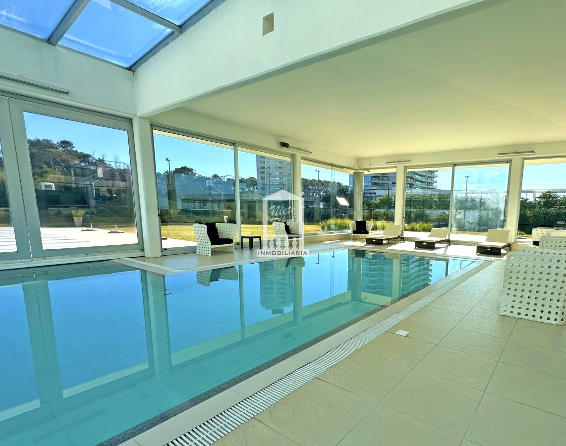 Apartamento ID.38081 - Primera fila en playa brava, 4 suites, esquinero, garaje doble