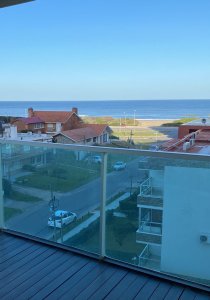 Amplio apartamento en Brava con parrillero y vista al mar
