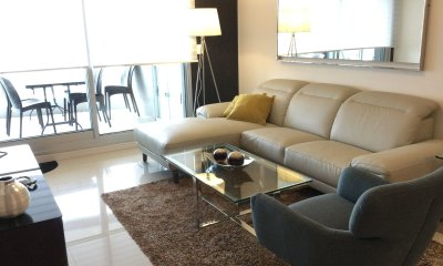 Apartamento a 50 metros de la Brava y vista al mar. Torre con todos los servicios