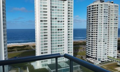 Apartamento a 50 metros de la Brava y vista al mar. Torre con todos los servicios
