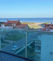 Amplio apartamento en Brava con parrillero y vista al mar