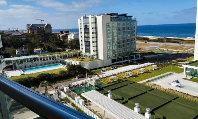 Apartamento a 50 metros de la Brava y vista al mar. Torre con todos los servicios