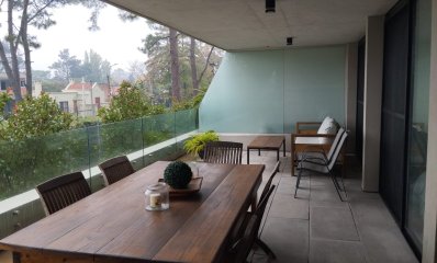 Excelente apartamento en Carrasco, con gran terraza y parrillero propio