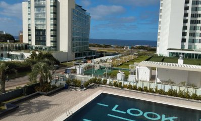 Apartamento a 50 metros de la Brava y vista al mar. Torre con todos los servicios