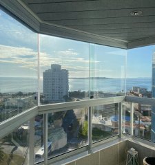 Amplio apartamento en venta. Mansa con vista y parrillero propio
