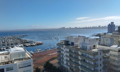 Amplia planta con vista a la bahía