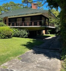 Gran casa en 1200 m de terreno. A pocas cuadras de la Brava