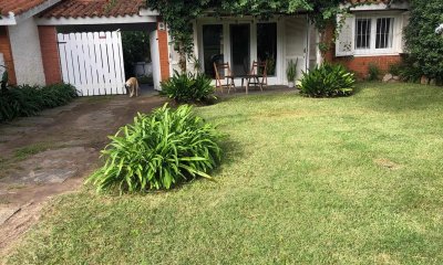 Casa construcción tradicional; en Cantegril y próximo a todos los servicios
