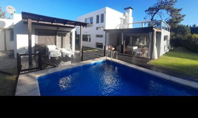 Moderna casa de 4 dormitorios en Rincón del Indio