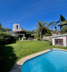 EN EXCLUSIVIDAD!! Espectacular casa pronta para vivir todo el año.