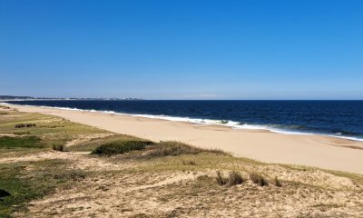 En venta casa sobre la playa en Santa Mónica con vista al mar