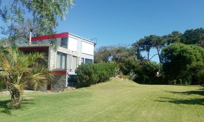 Moderna casa de estilo vanguardista en extenso parque. A dos cuadras de la playa