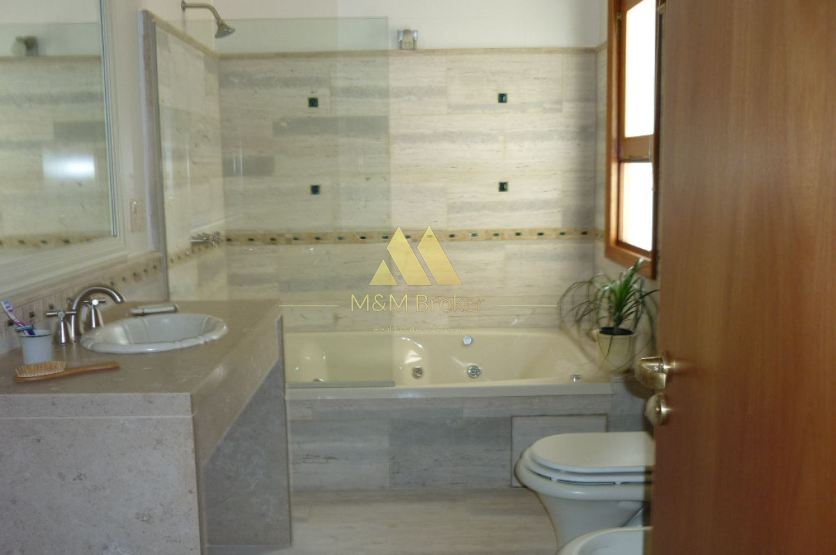 Casa ID.336 - Importante casa sobre Avenida, 5 suites