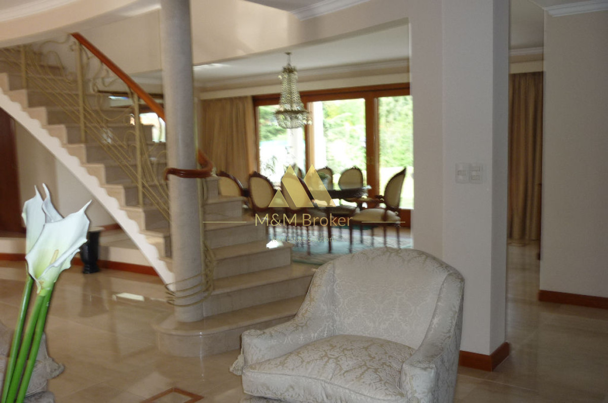Casa ID.336 - Importante casa sobre Avenida, 5 suites