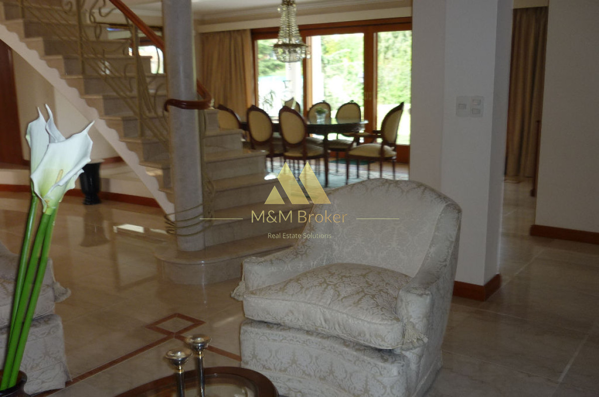 Casa ID.336 - Importante casa sobre Avenida, 5 suites