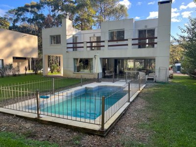 CASA A LA VENTA EN SOLANAS CON 4 DORMITORIOS, PUNTA BALLENA - Ref : PBI3249