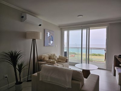 Venta de apartamento 2 dormitorios en Playa Mansa, edificio Cruceros 